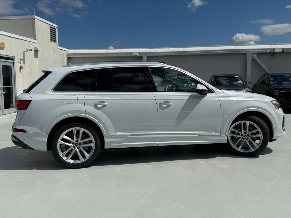 new 2025 Audi Q7 car, priced at $76,480