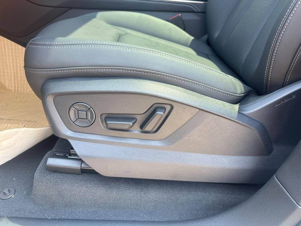 new 2025 Audi Q7 car, priced at $76,575