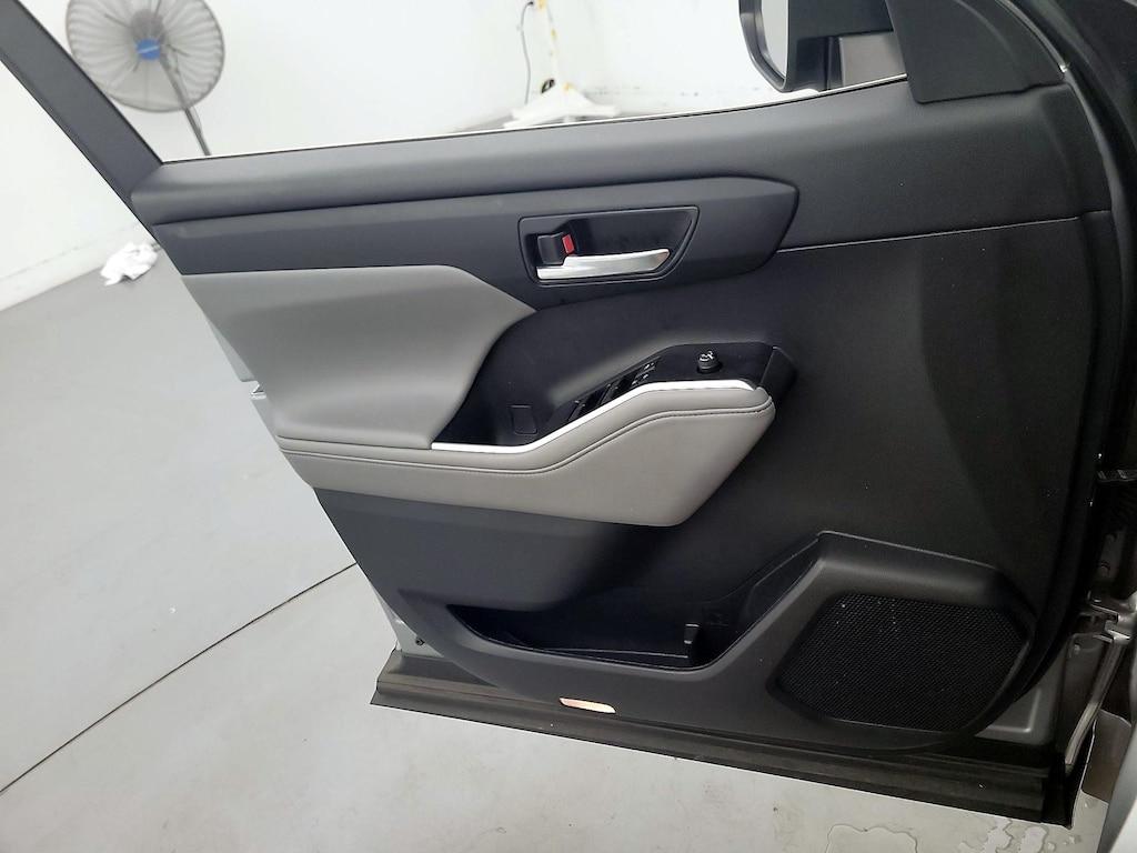 used 2021 Toyota Highlander Hybrid car, priced at $38,998