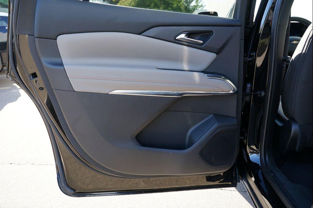 used 2025 Chevrolet Traverse car, priced at $37,941