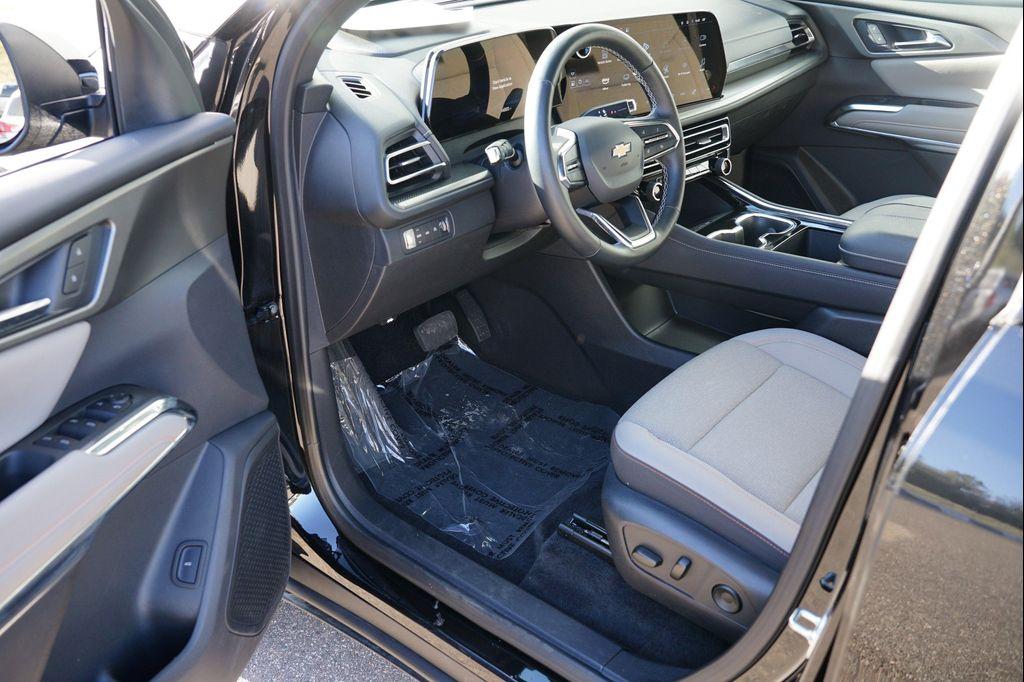 used 2025 Chevrolet Traverse car, priced at $37,941