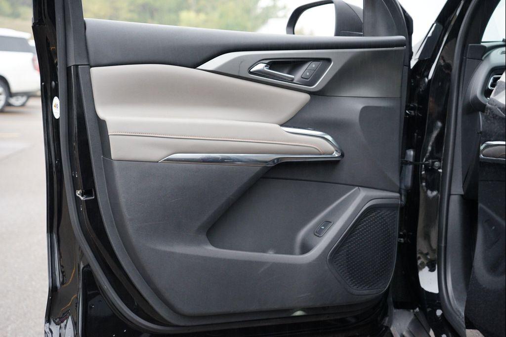 used 2025 Chevrolet Traverse car, priced at $37,112