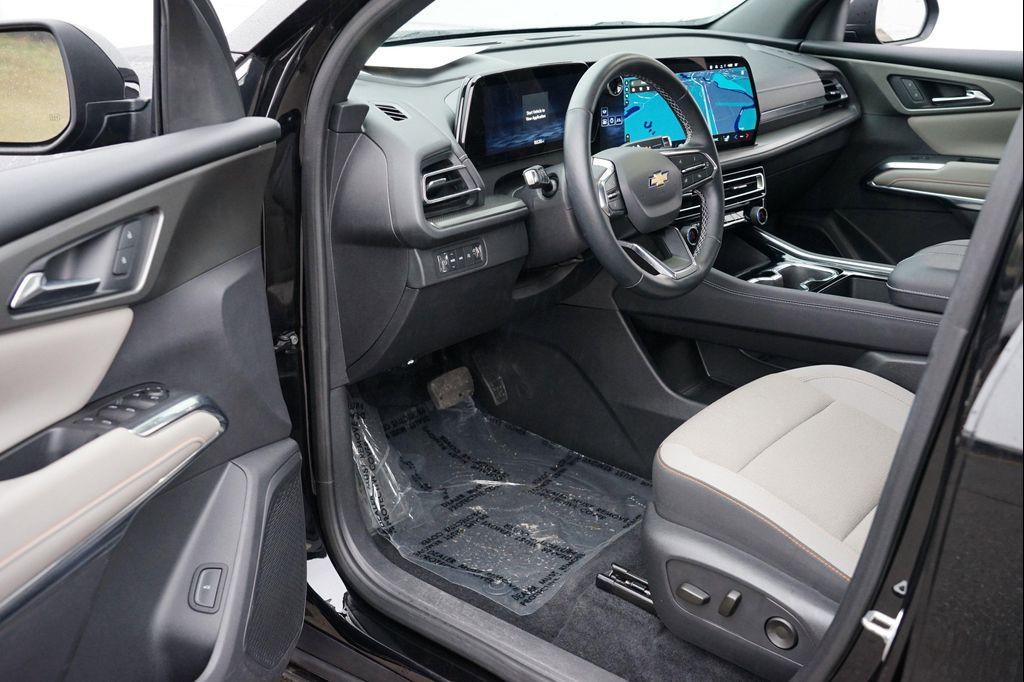 used 2025 Chevrolet Traverse car, priced at $37,112