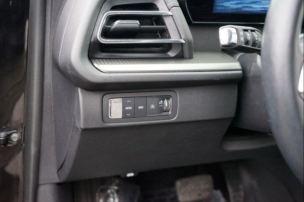 used 2025 Chevrolet Traverse car, priced at $37,112