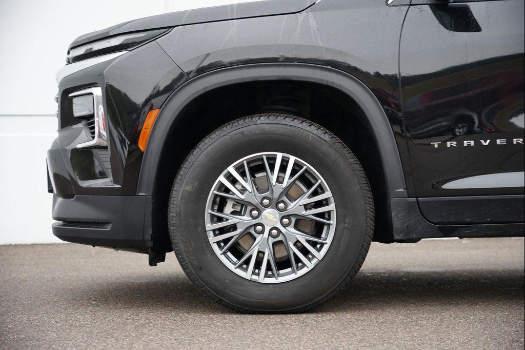 used 2025 Chevrolet Traverse car, priced at $37,112