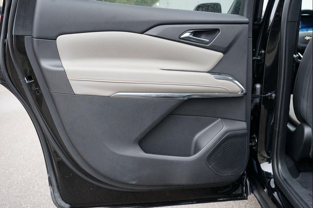 used 2025 Chevrolet Traverse car, priced at $37,112