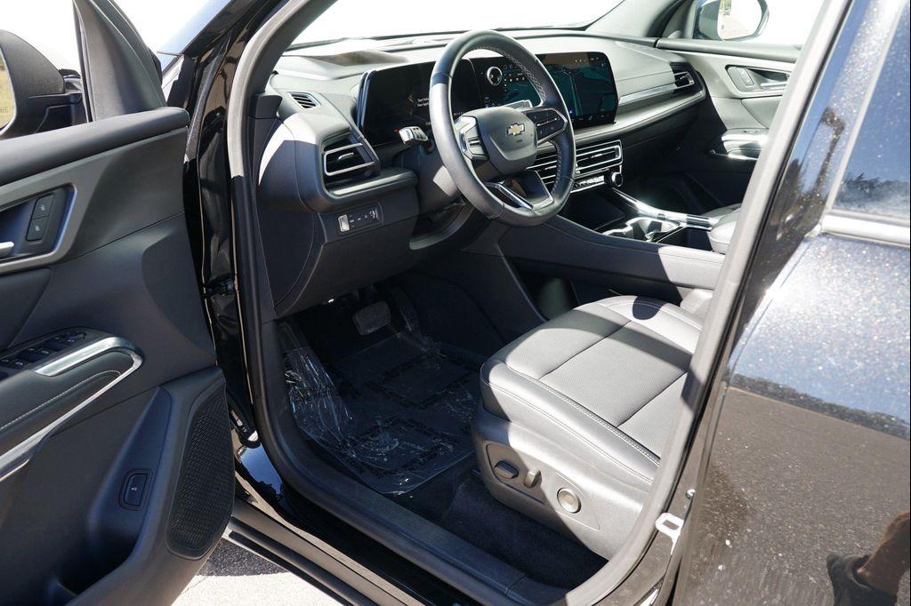 used 2025 Chevrolet Traverse car, priced at $37,925