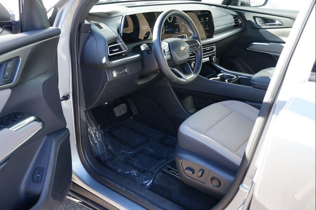 used 2025 Chevrolet Traverse car, priced at $37,711