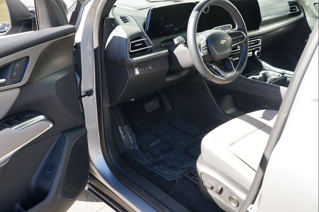 used 2025 Chevrolet Traverse car, priced at $38,233