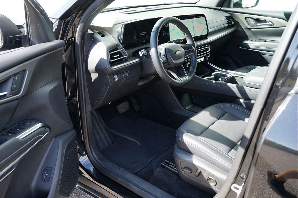 used 2025 Chevrolet Traverse car, priced at $36,860