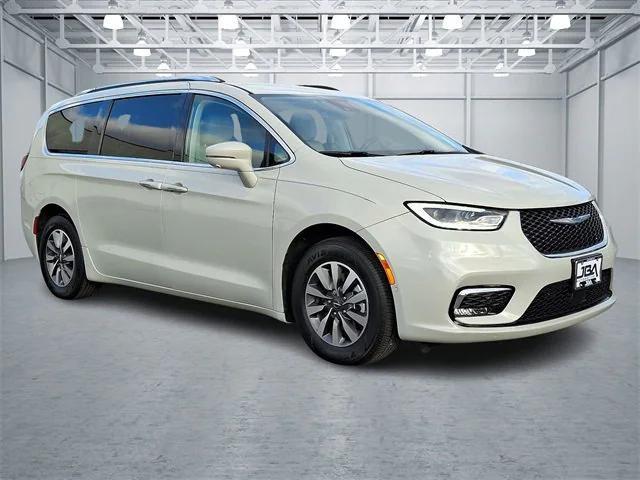 used 2021 Chrysler Pacifica Hybrid car, priced at $26,497