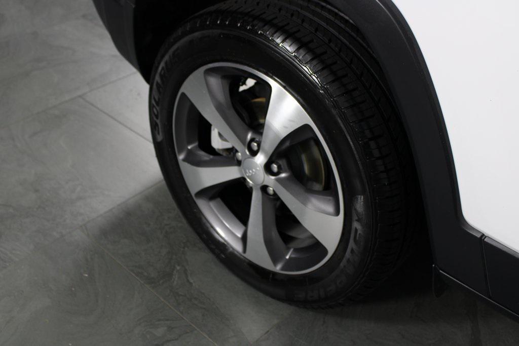 used 2020 Jeep Cherokee car, priced at $13,537