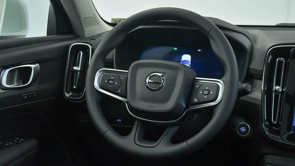 new 2025 Volvo XC40 car, priced at $46,265