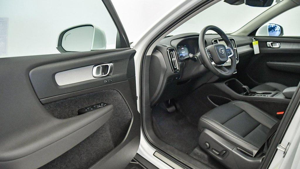 new 2025 Volvo XC40 car, priced at $46,035