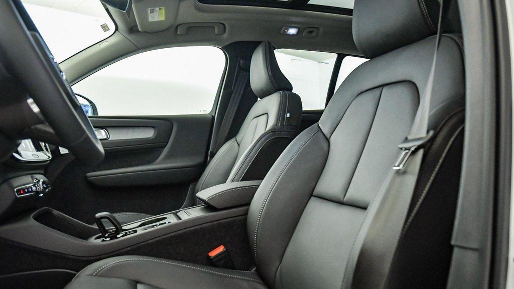 new 2025 Volvo XC40 car, priced at $46,035
