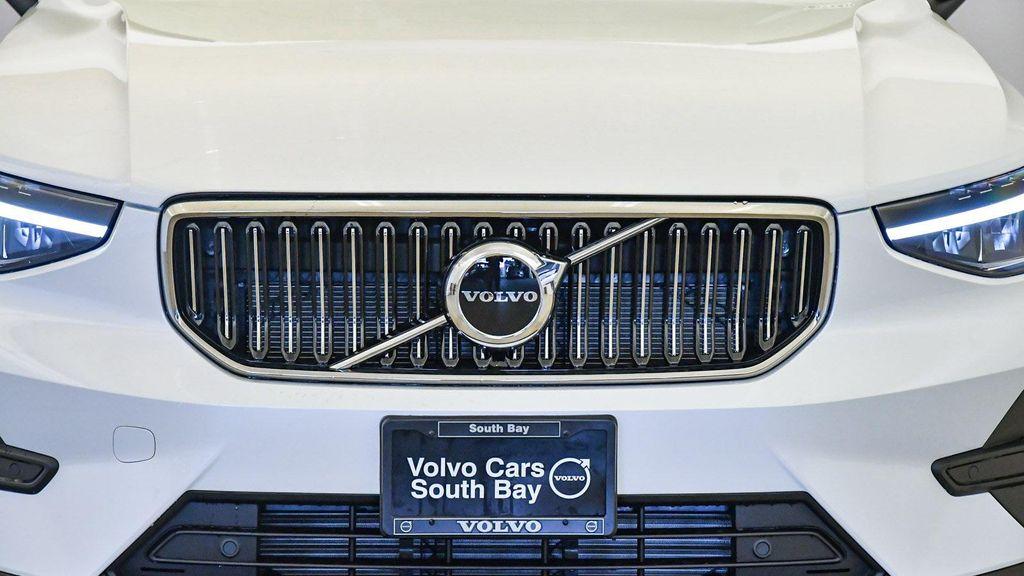 new 2025 Volvo XC40 car, priced at $46,035
