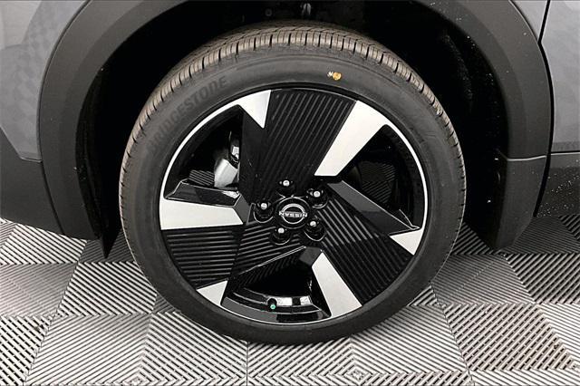 new 2025 Nissan Kicks car, priced at $32,020
