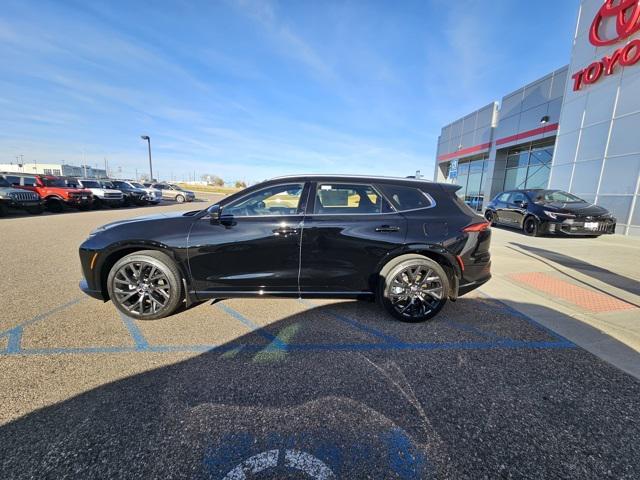 new 2025 Toyota Crown Signia car