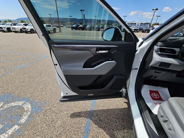 used 2022 Toyota Highlander Hybrid car, priced at $43,791
