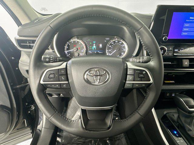 used 2024 Toyota Highlander car, priced at $39,995