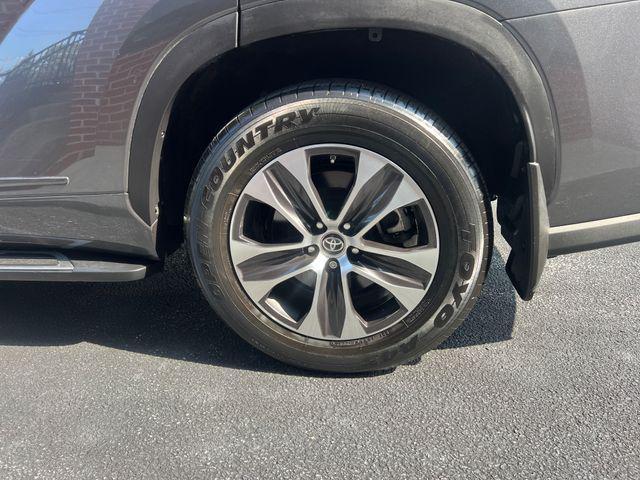 used 2022 Toyota Highlander car, priced at $38,700