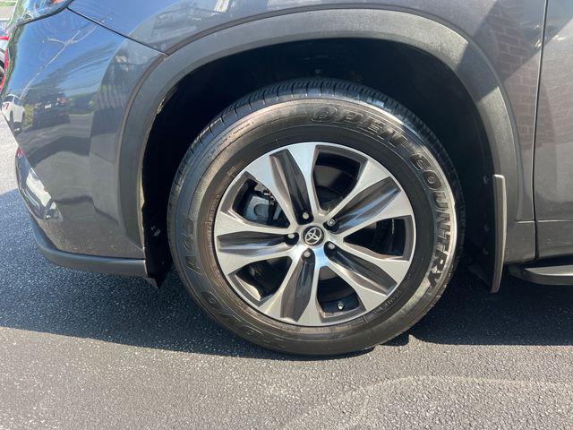 used 2022 Toyota Highlander car, priced at $38,700