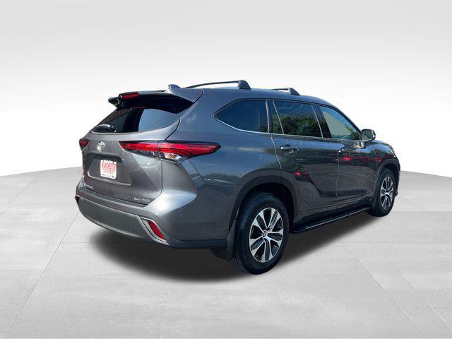used 2022 Toyota Highlander car, priced at $38,700