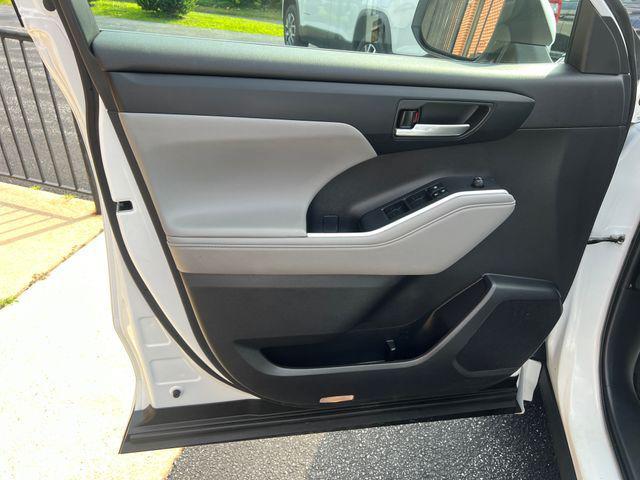 used 2022 Toyota Highlander car, priced at $37,250