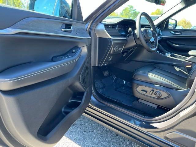 new 2025 Jeep Grand Cherokee car, priced at $51,015