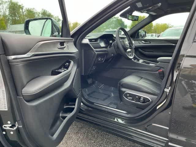 new 2025 Jeep Grand Cherokee car, priced at $59,541