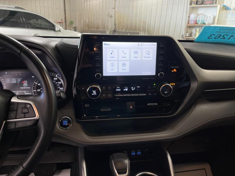 used 2022 Toyota Highlander car, priced at $39,995