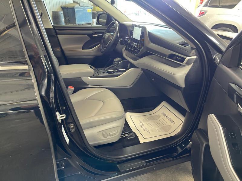 used 2022 Toyota Highlander car, priced at $39,995