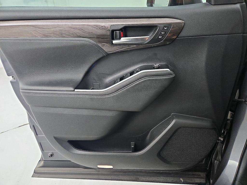 used 2023 Toyota Highlander Hybrid car, priced at $49,998