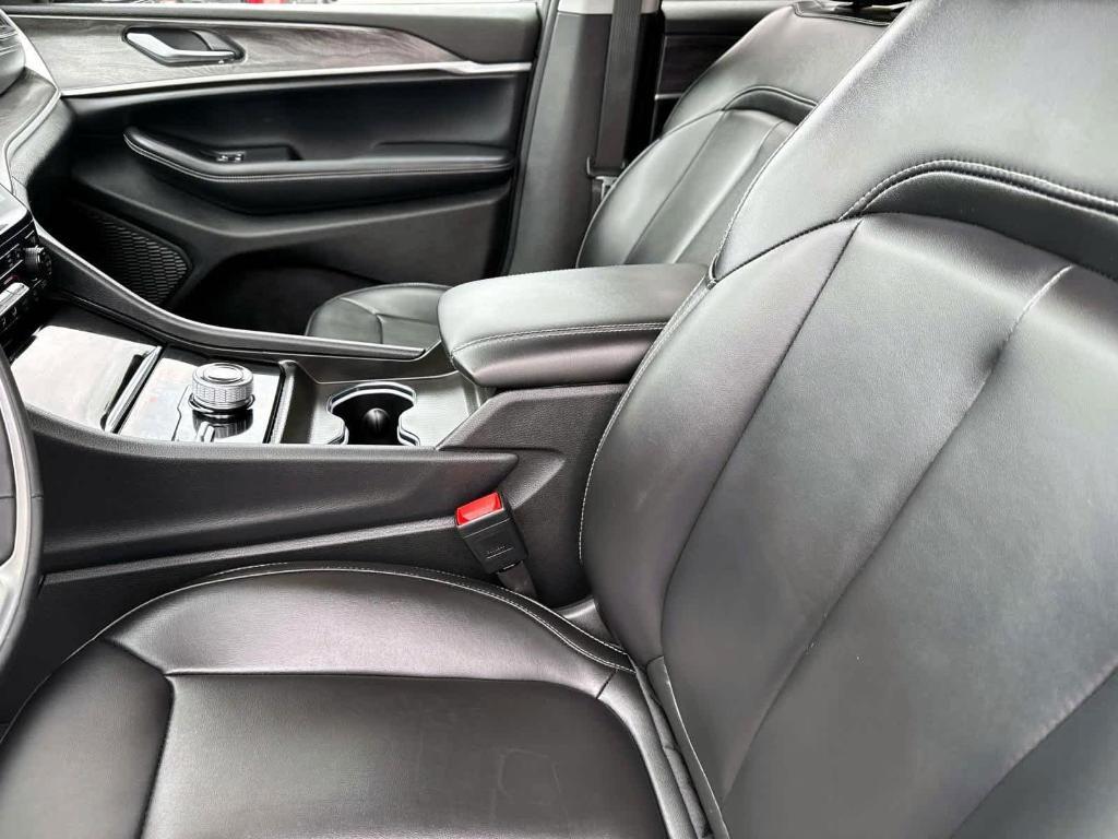 used 2024 Jeep Grand Cherokee car, priced at $37,922