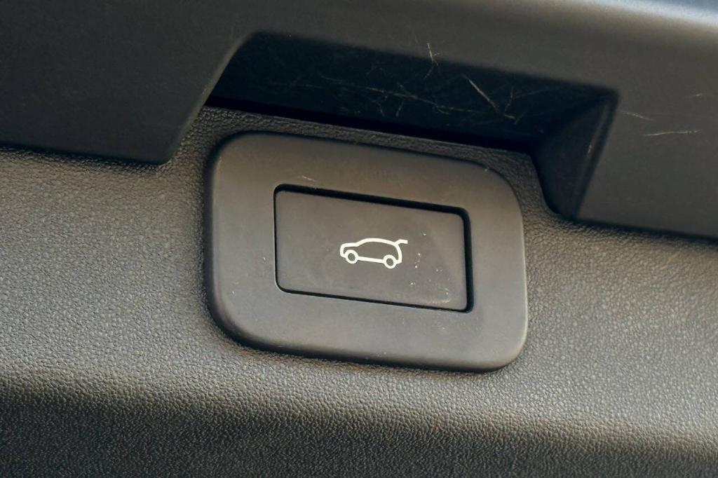 used 2023 Land Rover Discovery car, priced at $57,900