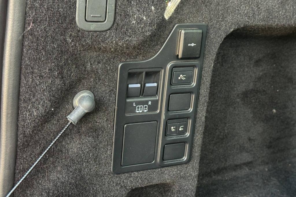 used 2023 Land Rover Discovery car, priced at $57,900