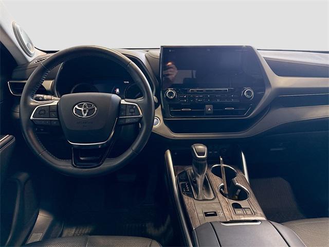 used 2021 Toyota Highlander Hybrid car, priced at $28,734