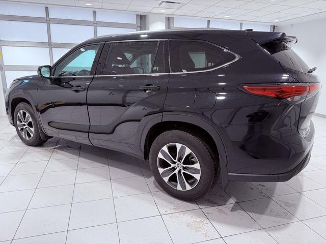 used 2021 Toyota Highlander car, priced at $28,086