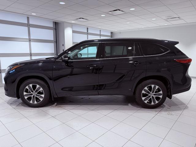 used 2021 Toyota Highlander car, priced at $28,086