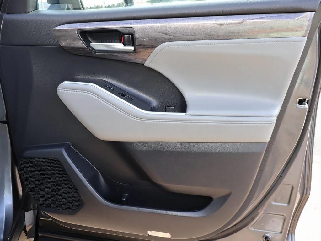used 2023 Toyota Highlander car, priced at $39,899