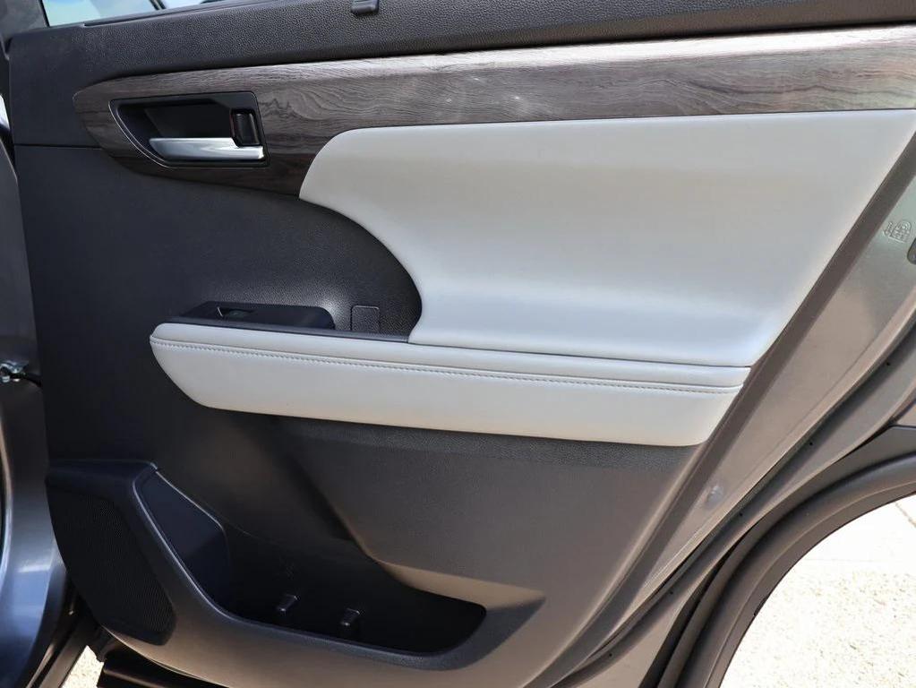 used 2023 Toyota Highlander car, priced at $39,899