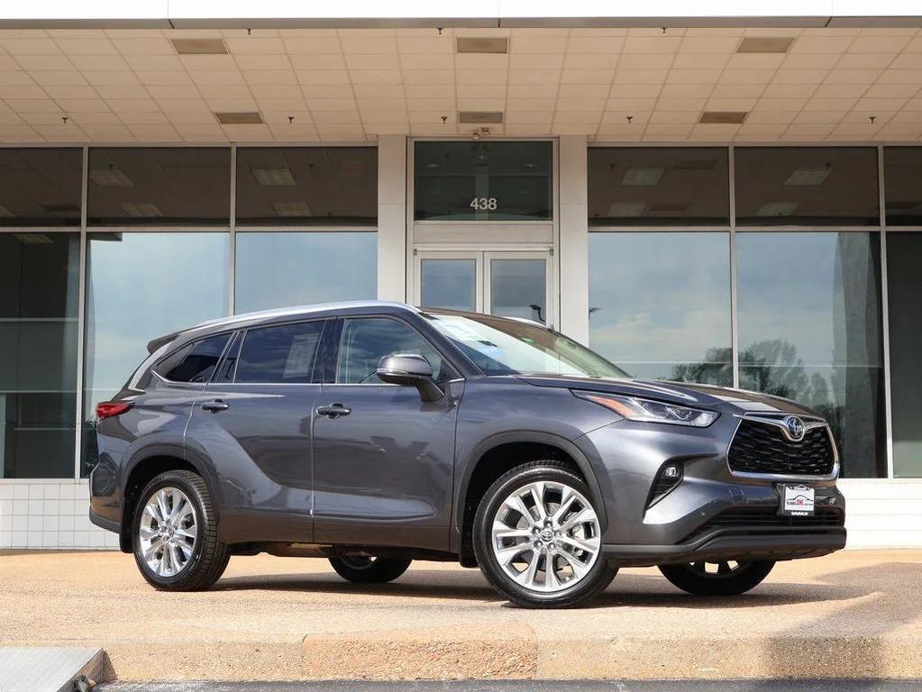 used 2023 Toyota Highlander car, priced at $39,899