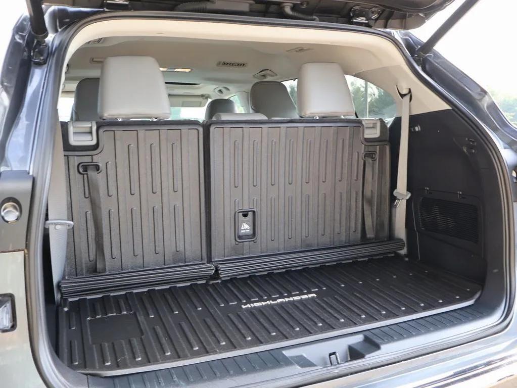 used 2023 Toyota Highlander car, priced at $39,899