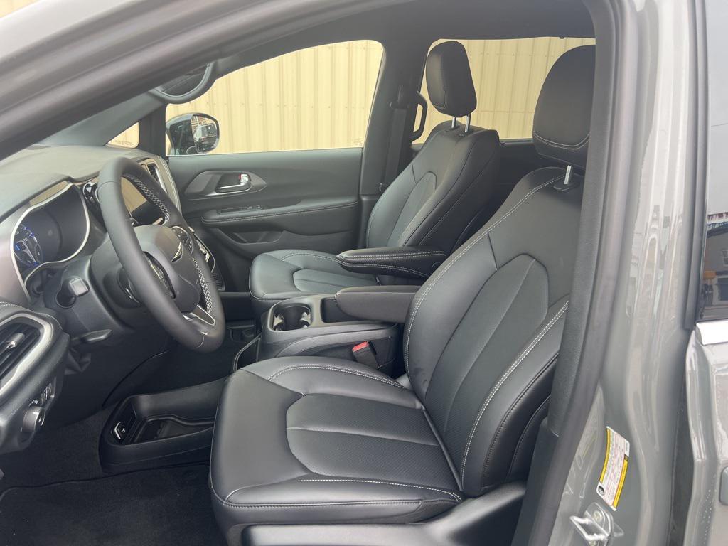 new 2025 Chrysler Pacifica car