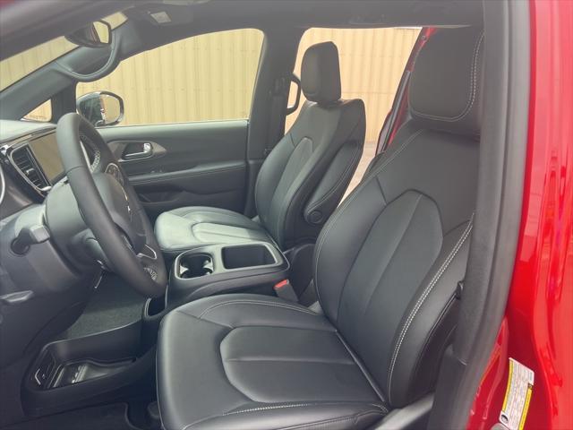 new 2025 Chrysler Pacifica car, priced at $44,640