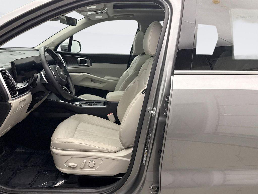 used 2025 Kia Sorento Hybrid car, priced at $35,898