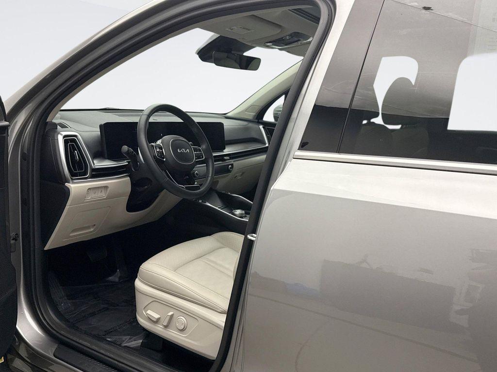 used 2025 Kia Sorento Hybrid car, priced at $35,898