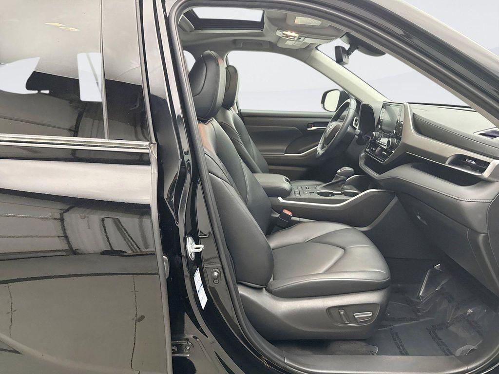 used 2022 Toyota Highlander car, priced at $37,499