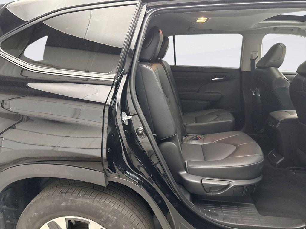 used 2022 Toyota Highlander car, priced at $37,499