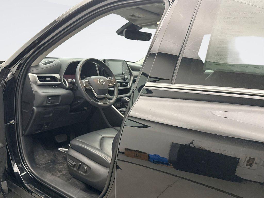 used 2022 Toyota Highlander car, priced at $37,499